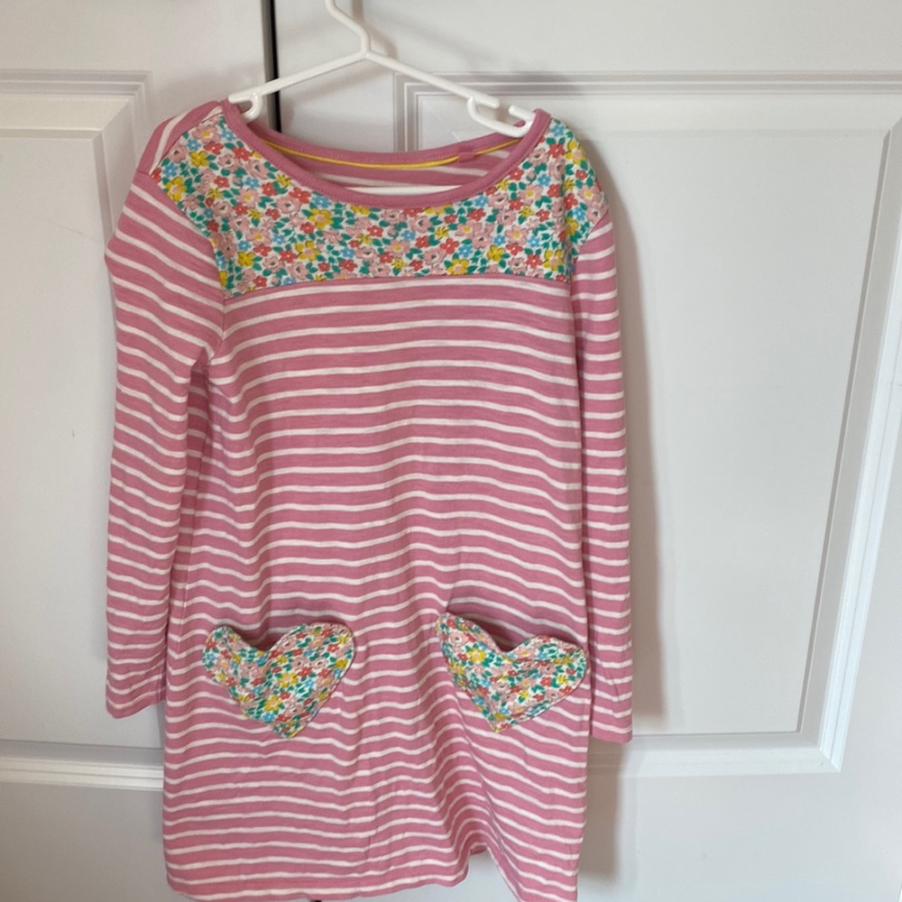 Mini Boden Pink with heart pockets girl dress perfect for spring! Like new!